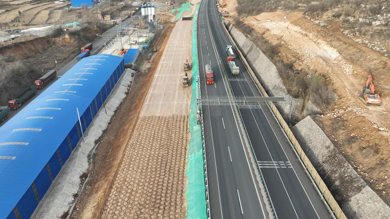公路改扩建施工项目工程现场图_公路改扩建
